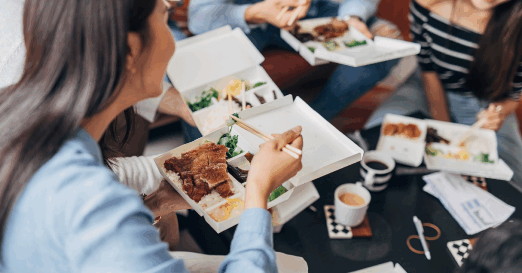 Giữ năng lượng tích cực với bữa trưa cân bằng tại công sở